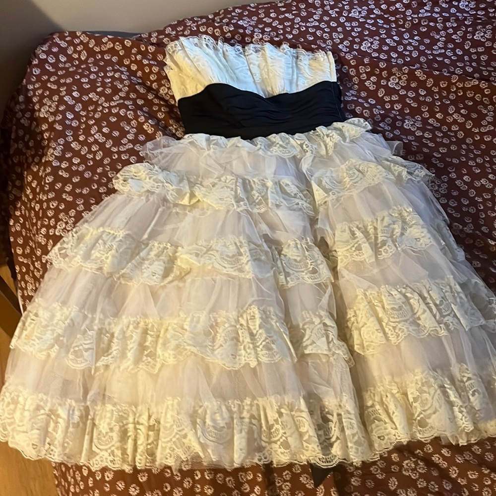 Betsey Johnson cream lace prom/wedding dress